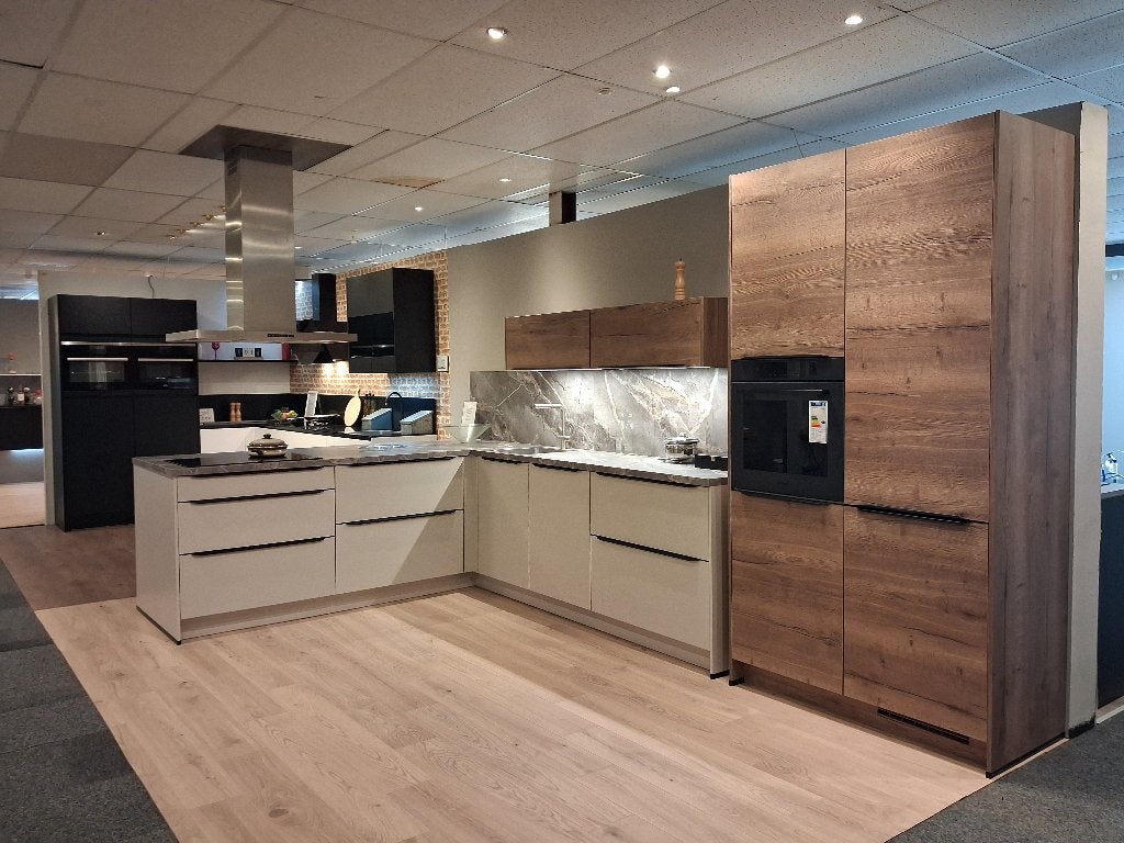 Showroomkeuken met schier eiland Zand en Havanna, Overige kleuren, Overige typen, Nieuw, Ophalen of Verzenden