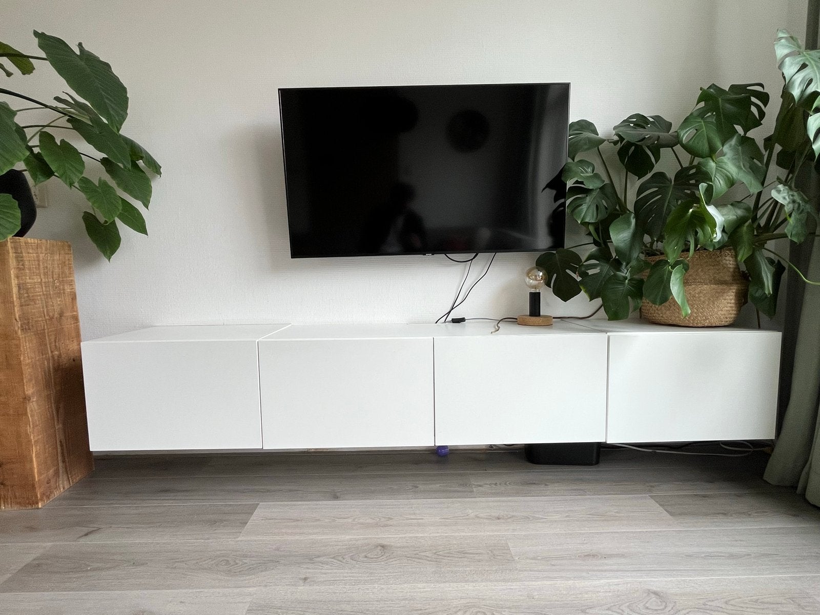 Ikea besta tv-meubel met ophangrail, Huis en Inrichting, Kasten | Televisiemeubels, Gebruikt, Minder dan 100 cm, 200 cm of meer