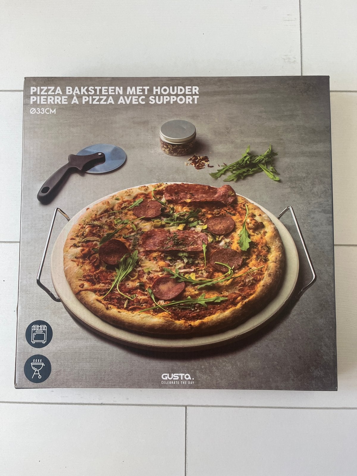 Gusto pizzasteen met houder - Ø33cm, Huis en Inrichting, Overige typen, Nieuw, Gusta, Steen/keramiek