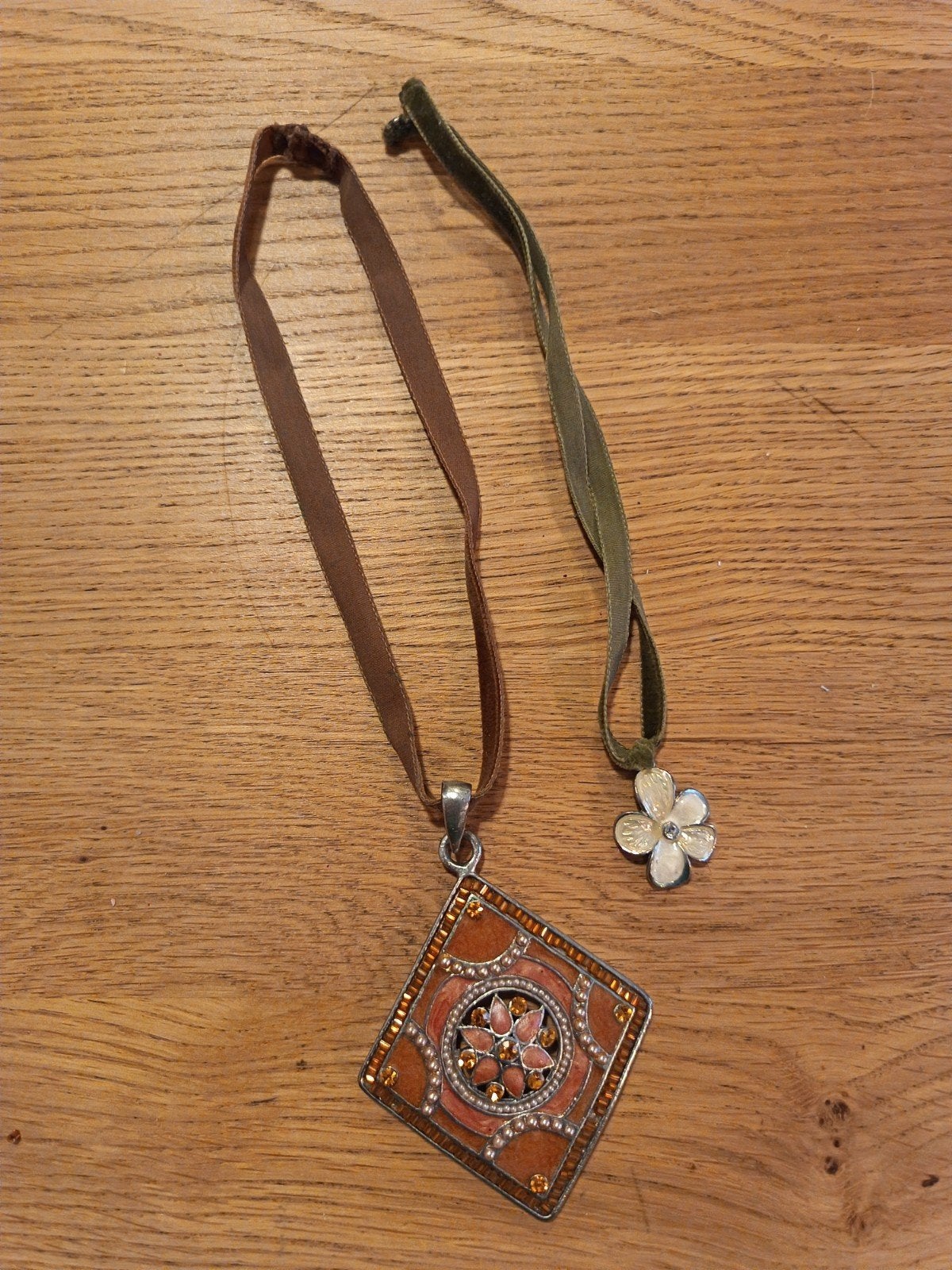 Set van 2 kettingen: vierkante hanger & bloem, Gebruikt, Bruin, Ophalen of Verzenden, Overige materialen
