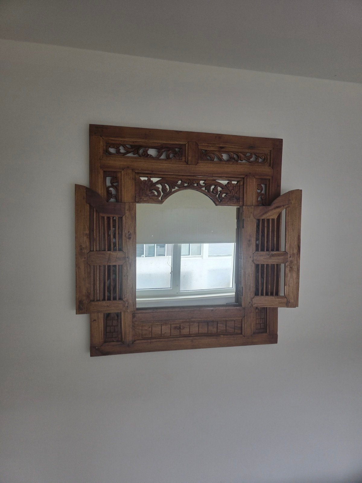 Decoratieve spiegel met luiken, 80x90 cm buitenmaat, Huis en Inrichting, Ophalen of Verzenden, Zo goed als nieuw, 75 tot 100 cm