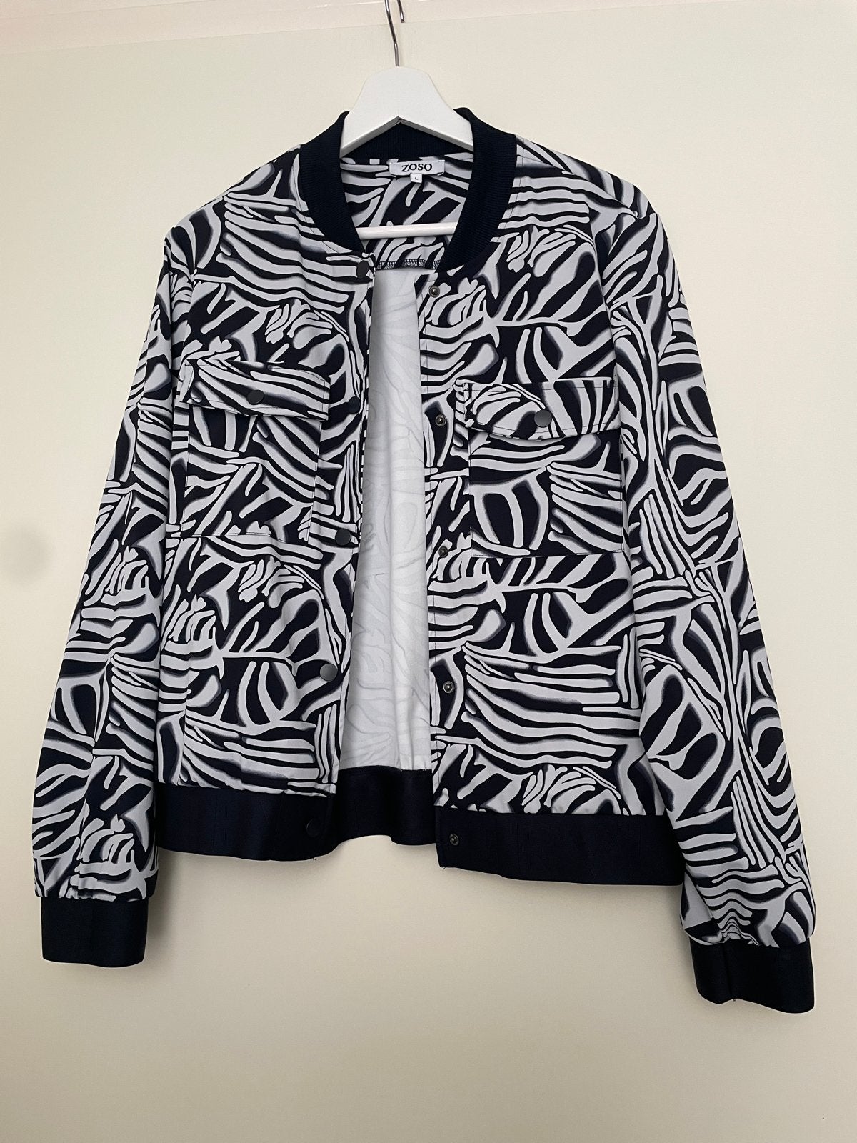 ZOSO Bomberjack met Zebraprint - Maat L, Kleding | Dames, Ophalen of Verzenden, Zo goed als nieuw, Maat 42/44 (L), Zwart