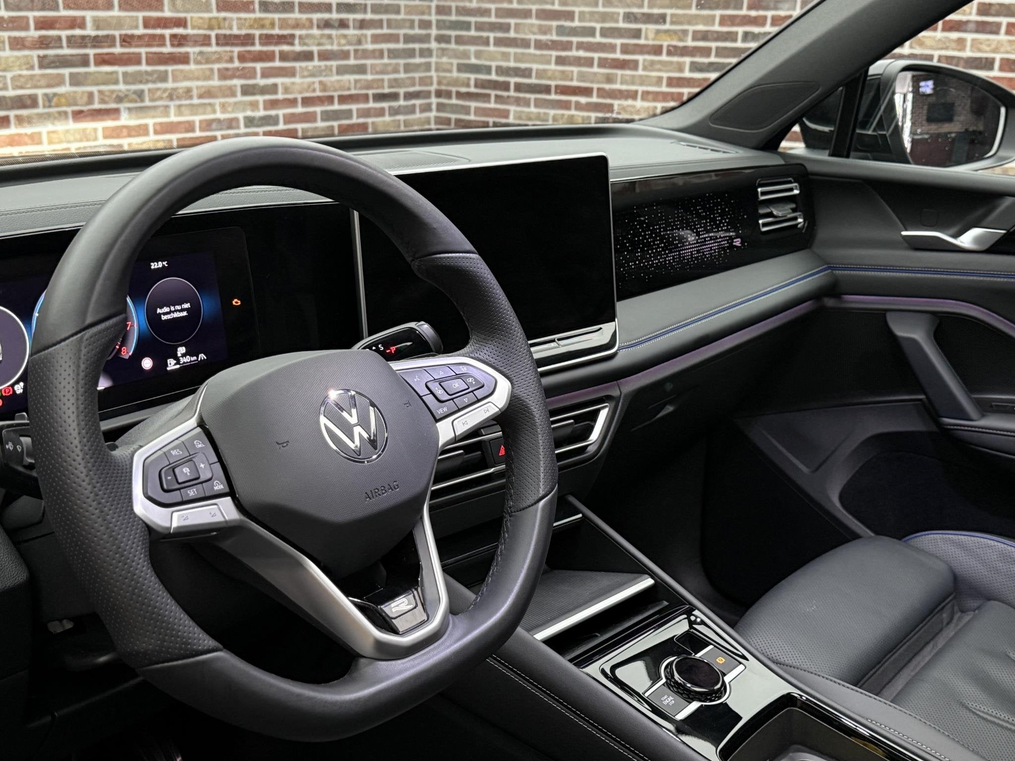 Volkswagen Tiguan 1.5 eTSI R-Line Business Camera Panorama I, 4 cilinders, 150 pk, Zwart, Leder