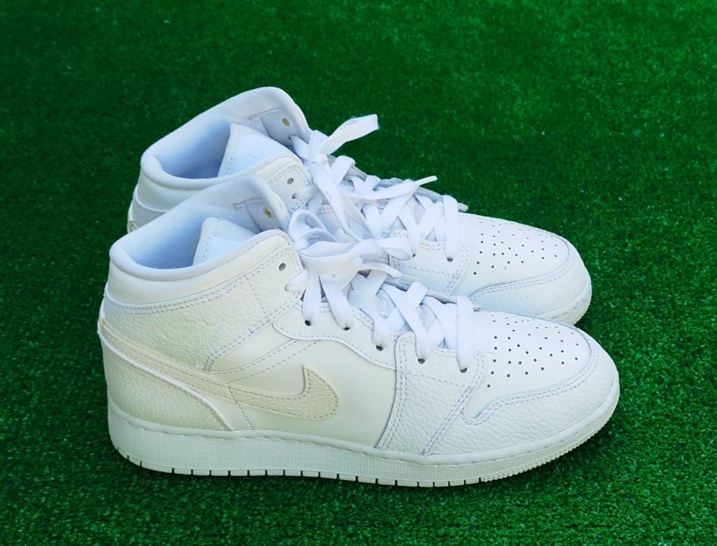 Nike Air Jordan 1 Mid Triple White sneakers - Maat 38.5, Kleding | Dames, Schoenen, Nike Air Jordan, Wit, Jordan, Jordan