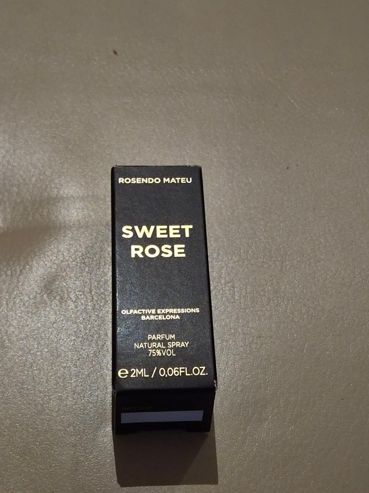 Rosendo Mateu Sweet Rose Parfum 2ml Sample, Sieraden, Tassen en Uiterlijk, Verzenden, Nieuw