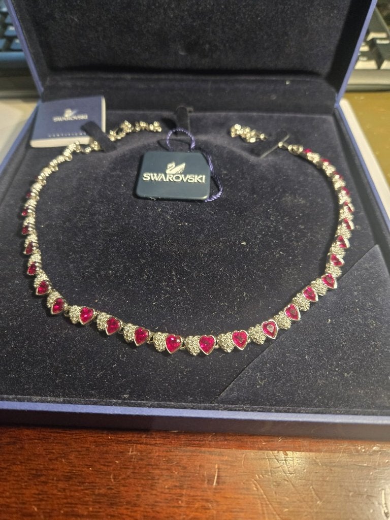 Foto 4 van Swarovski collier rode harten kristallen + doos certificaat