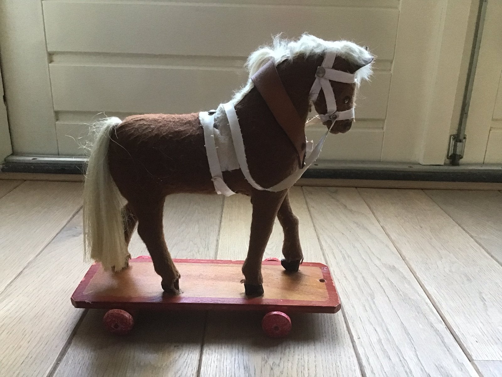 Oud houten paardje bedekt met vilt / trekpaardje op wielen, Ophalen of Verzenden, Gebruikt, Beeldje of Figuurtje
