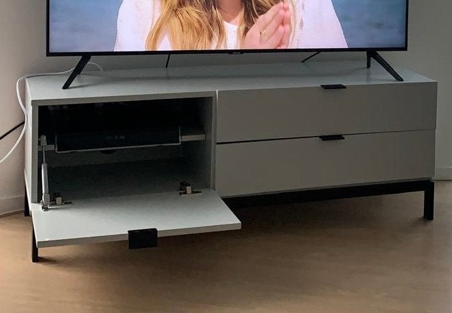 Modern TV-meubel met kabeldoorvoer in goede staat, Ophalen, 100 tot 150 cm, Zo goed als nieuw, Minder dan 100 cm