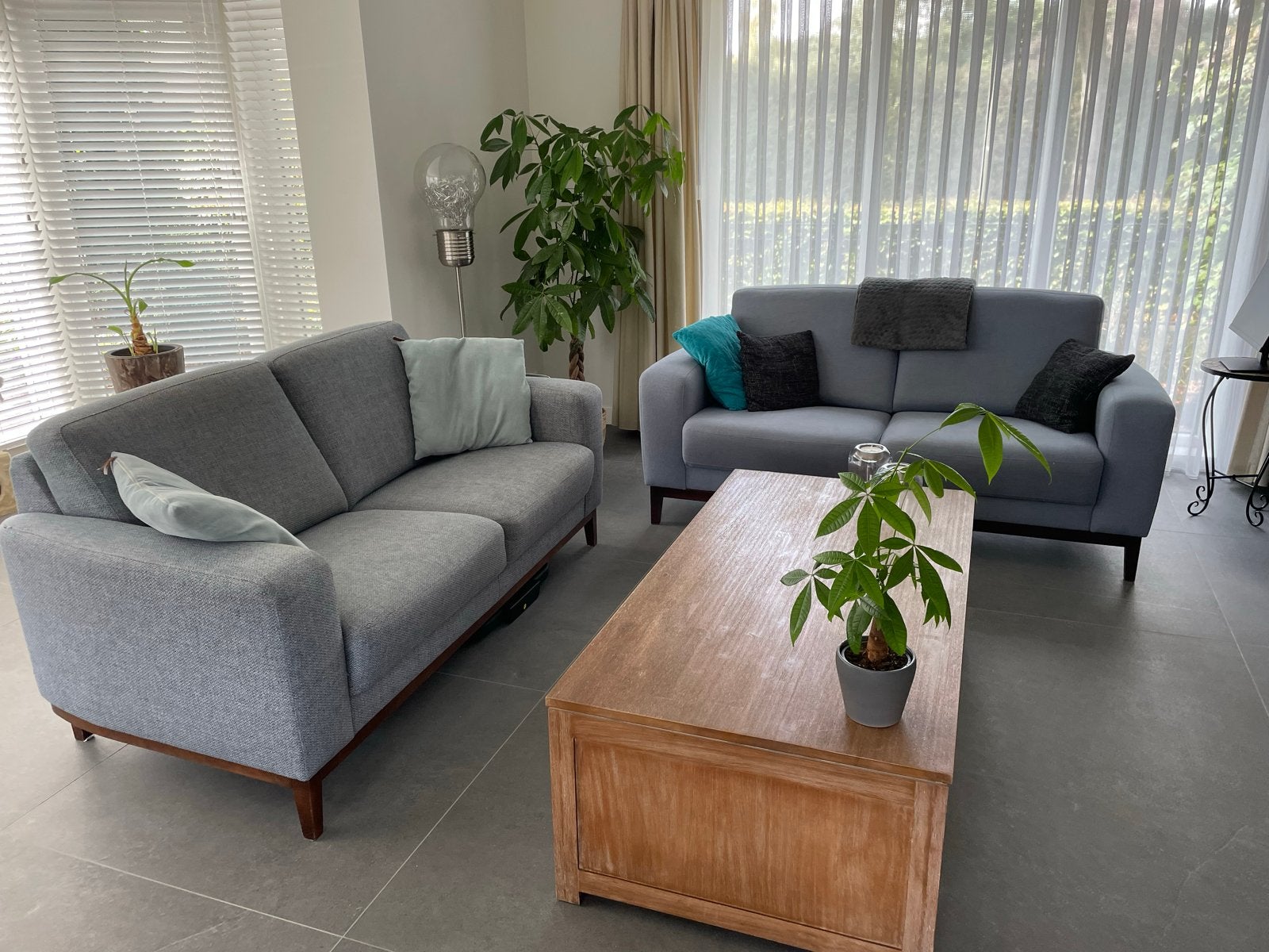 Twee 2-zitsbanken Hoogeboezem - Lichtblauw met koloniaal ond, Huis en Inrichting, Ophalen, Hout, Gebruikt, 150 tot 200 cm