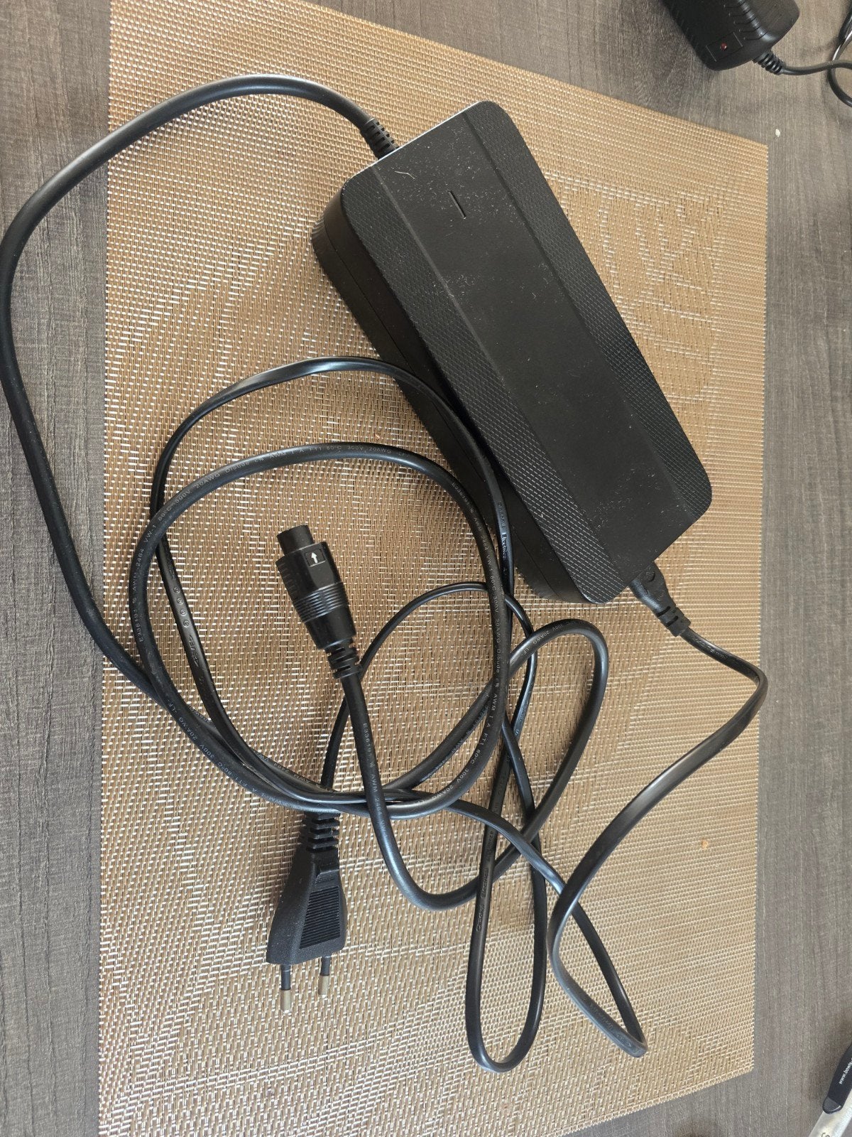 Phylion Li-ion Acculader BC222360040 (42V 4.0A), Fietsen en Brommers, Ophalen of Verzenden