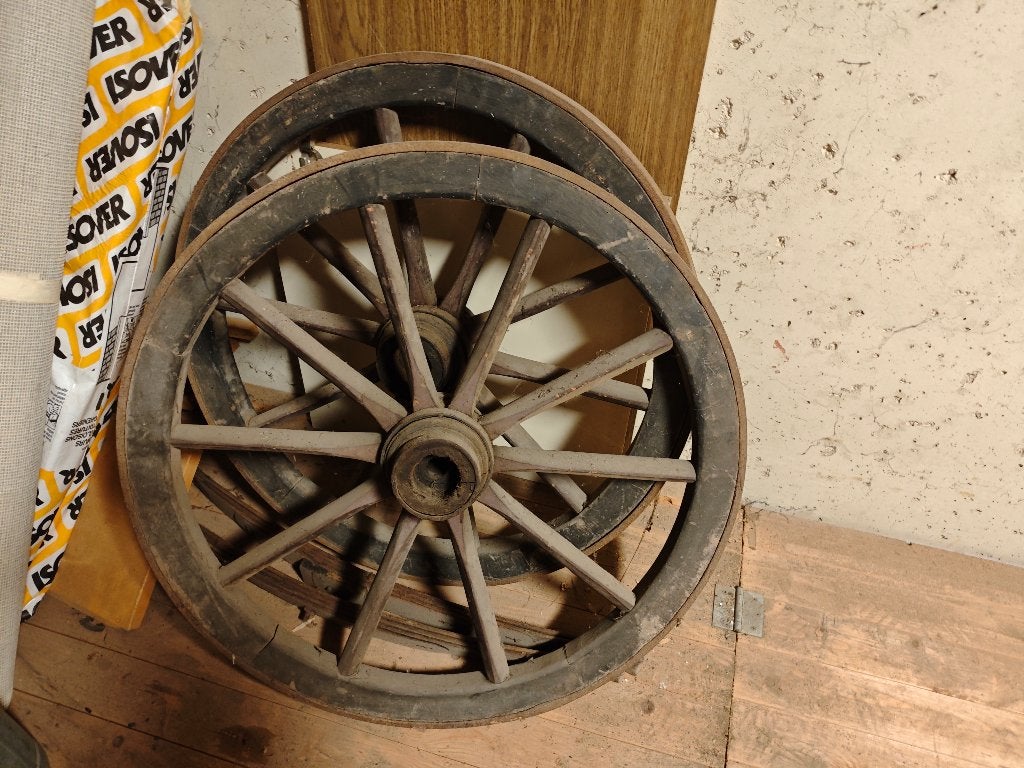 Oude wielen 2x (ik schat 70 cm) decoratief voor tuin/binnen, Ophalen
