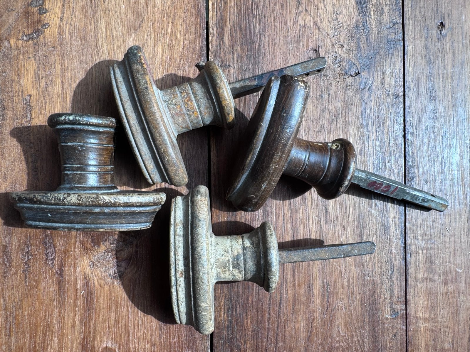 4 authentieke, handgedraaide houten deurknoppen, Antiek en Kunst, Ophalen of Verzenden