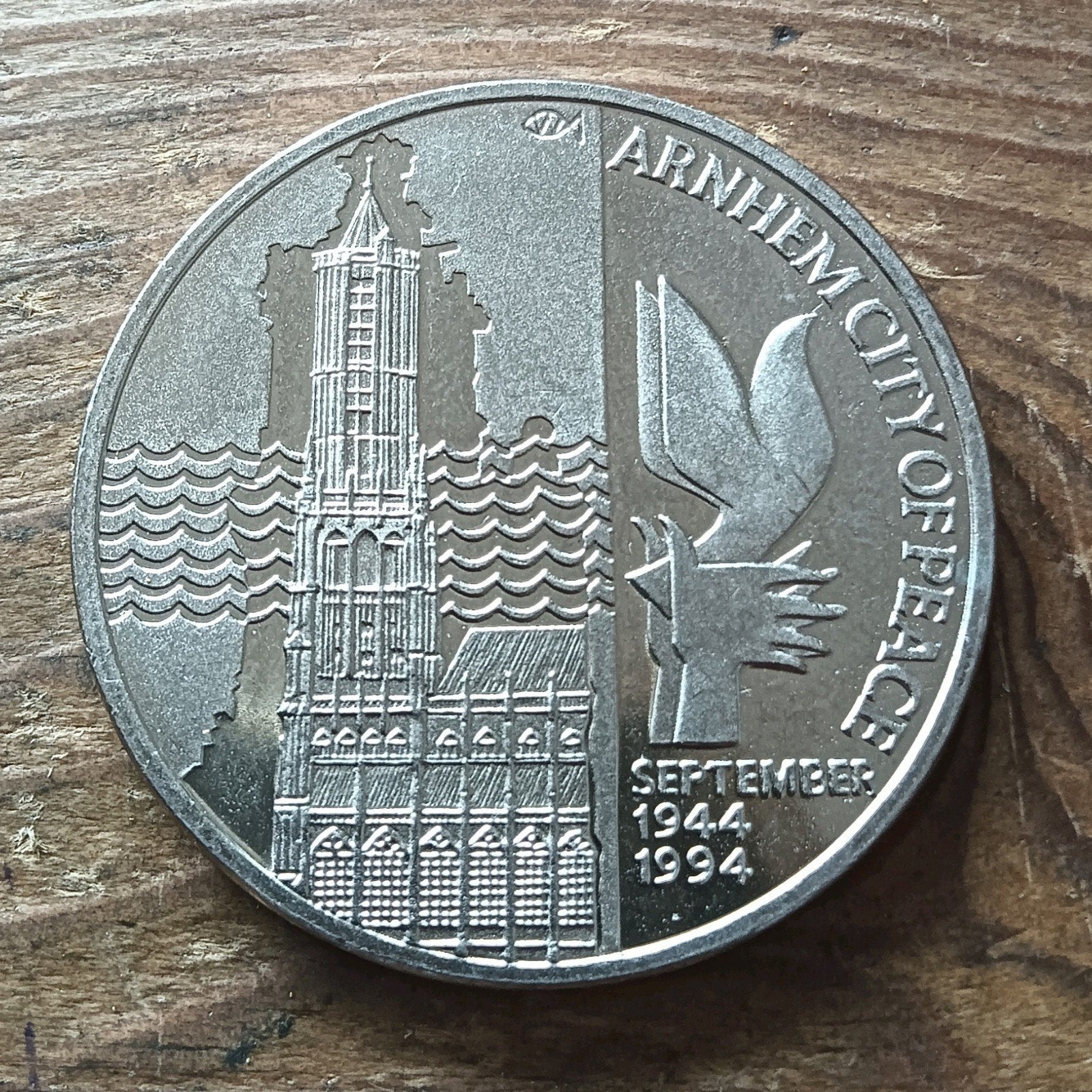 Zeldzame PAX 2½ penning uit 1994 Arnhem 50 jaar bevrijding, Ophalen of Verzenden, Overige materialen