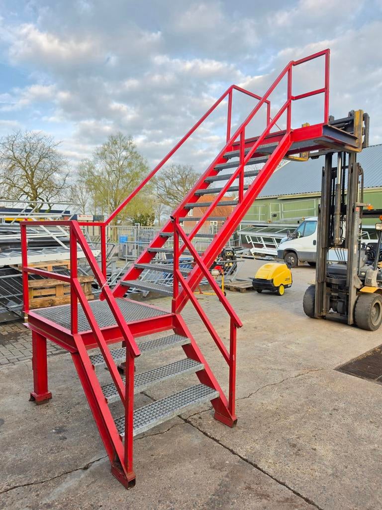 Stalen hoektrap met bordes rood. Hoog 3 mtr. Nor033, Ophalen, Nieuw