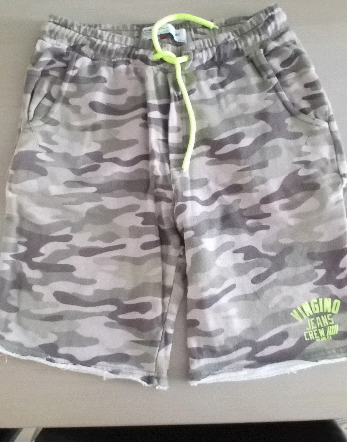 Vingino camouflage shorts met neongeel trekkoord, Broek, Ophalen of Verzenden, Zo goed als nieuw, Vingino
