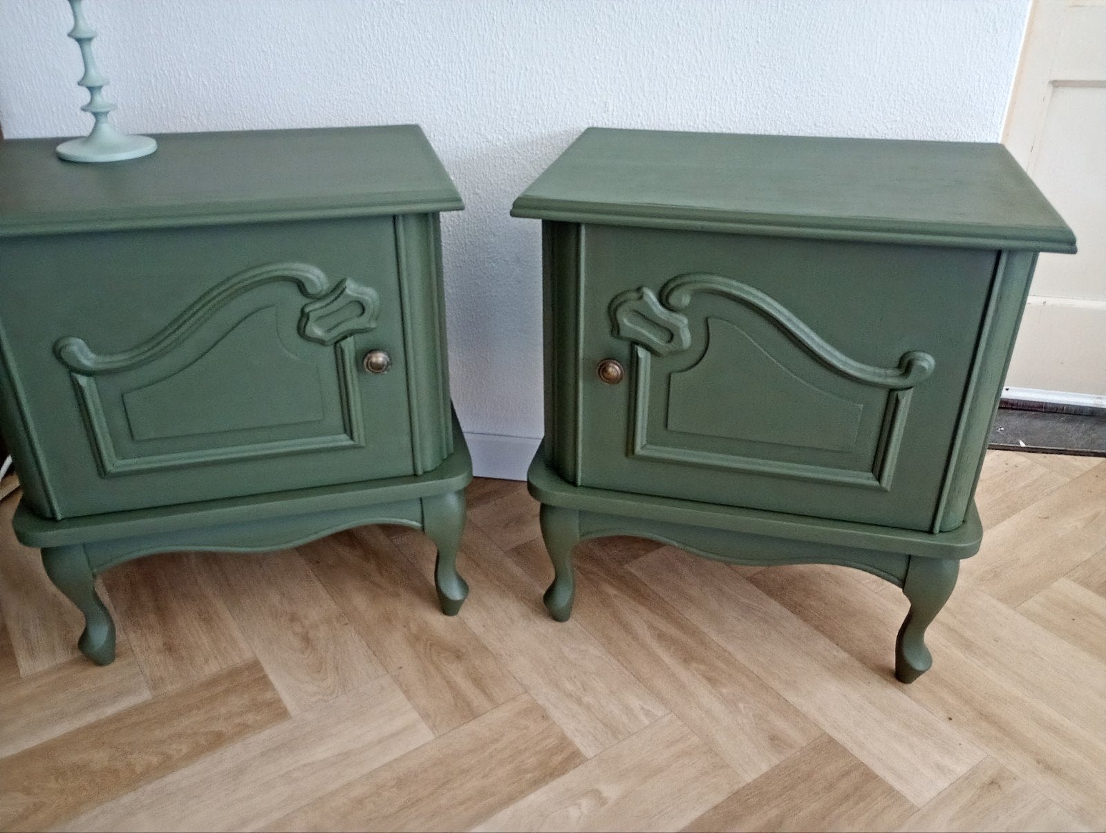 Set van 2 Groene Nachtkastjes met Sierlijke Details, Huis en Inrichting, Slaapkamer | Nachtkastjes, Ophalen, Gebruikt, Minder dan 45 cm