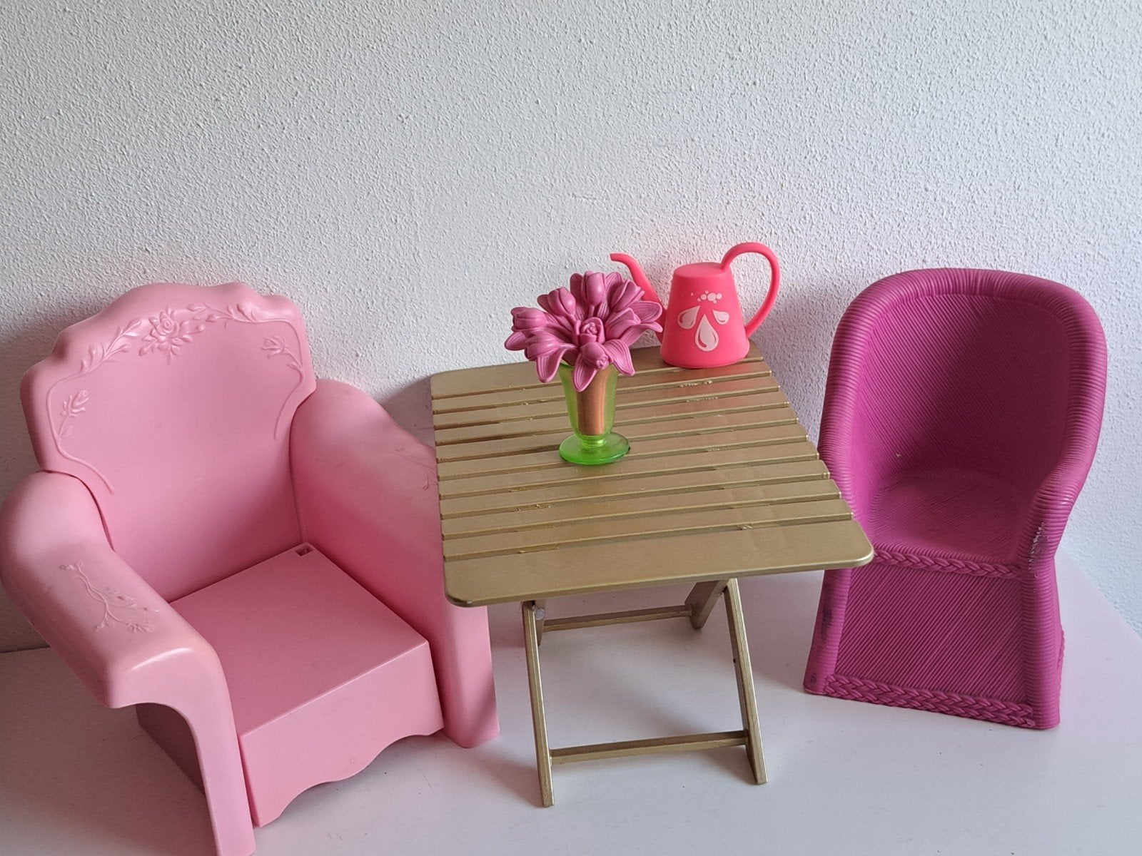 Barbie fauteuils met tuintafel bloemen en gieter, Ophalen of Verzenden, Gebruikt, Poppenhuis