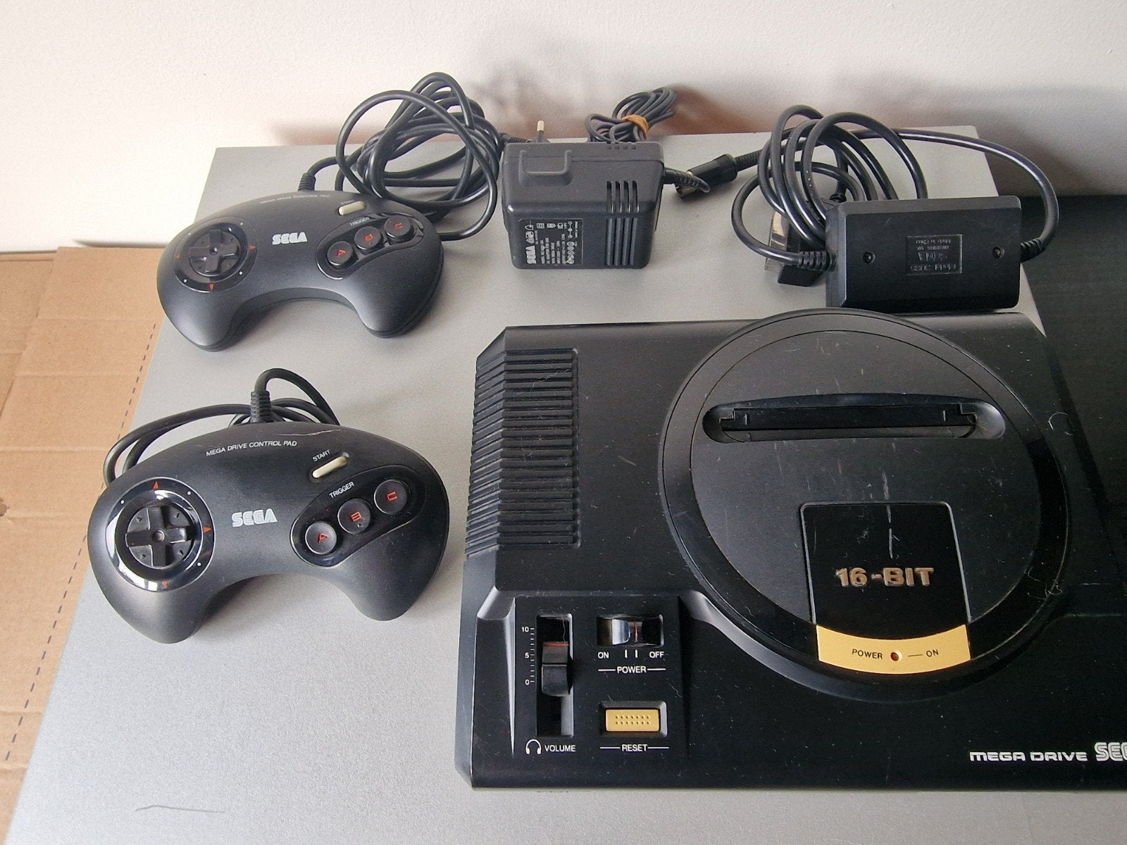 Sega mega drive met 2 controllers., Spelcomputers en Games, Spelcomputers | Sega, Ophalen of Verzenden, Zo goed als nieuw, Met 2 controllers