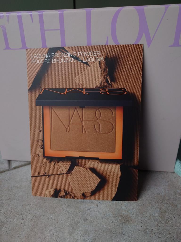 Nars bronzing powder reclame blad ontdek je kleur, Ophalen of Verzenden, Nieuw, 110 cm of meer, Minder dan 65 cm