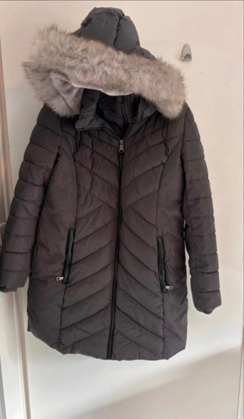 DKNY Winterjas Maat L met capuchon en bontkraag, Ophalen of Verzenden, Gedragen, Maat 42/44 (L), Grijs