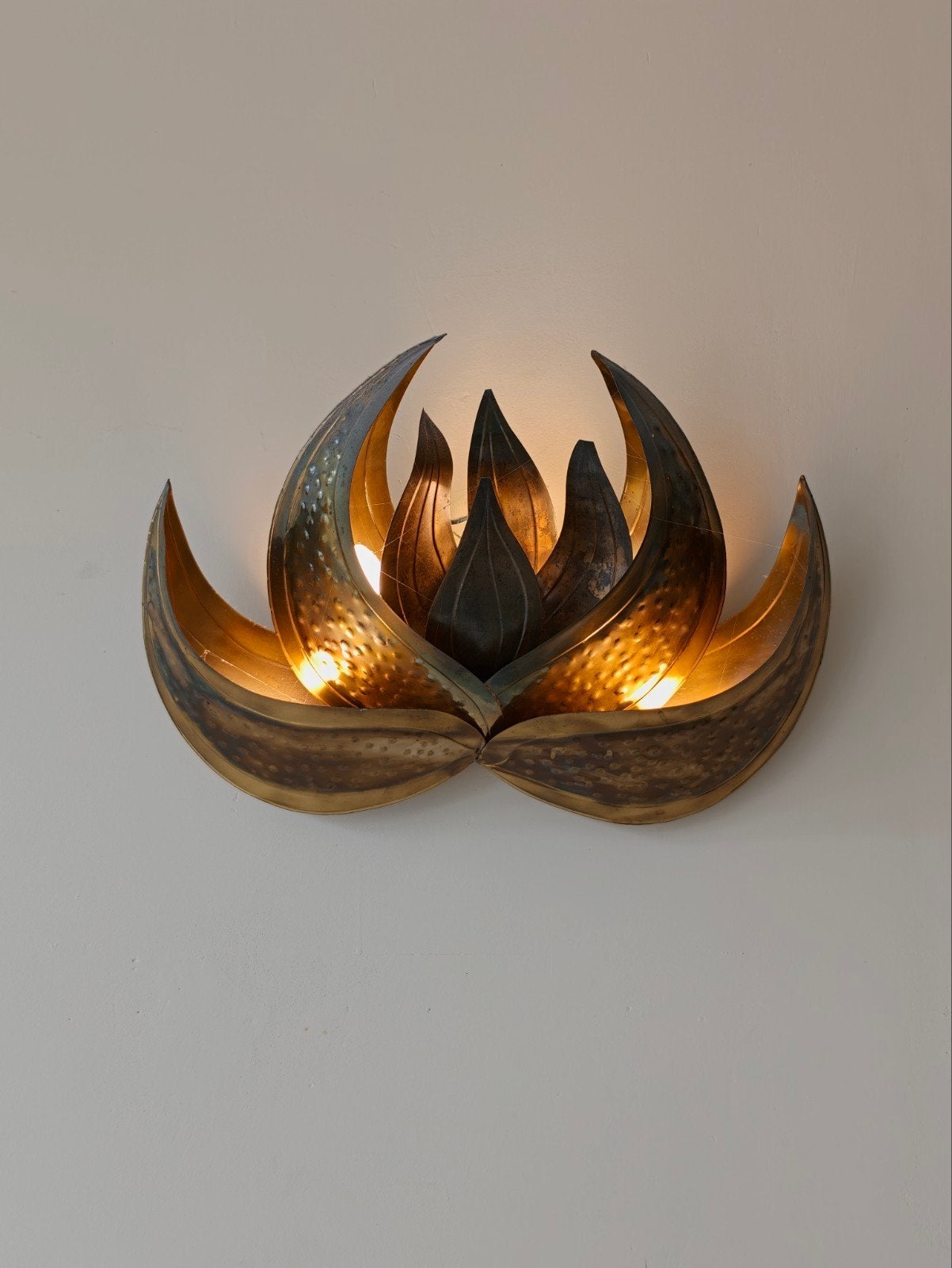 Vintage messing wandlamp in lotusbloem design, Huis en Inrichting, Ophalen, Metaal, Vintage, Decoratieobject