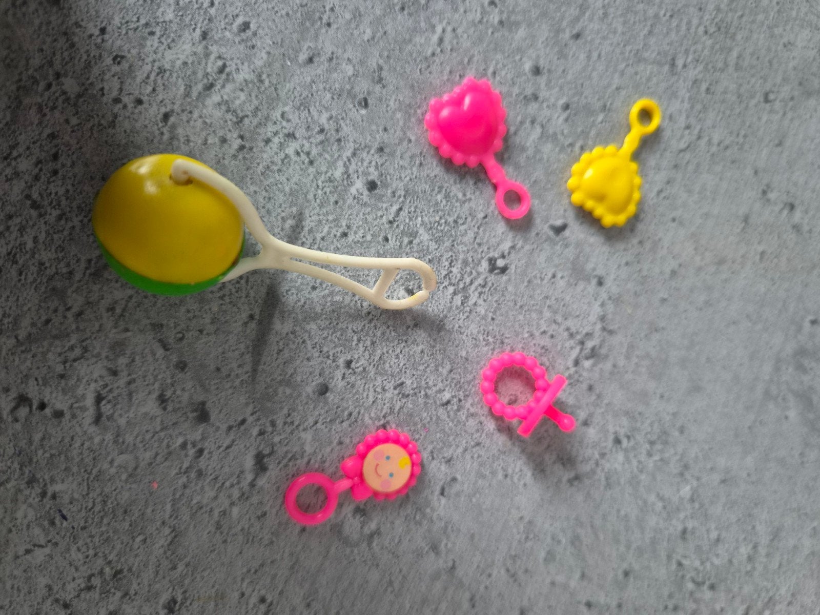 Barbie pop rammelaar speen baby accessoires, Verzamelen, Poppen, Ophalen of Verzenden, Gebruikt