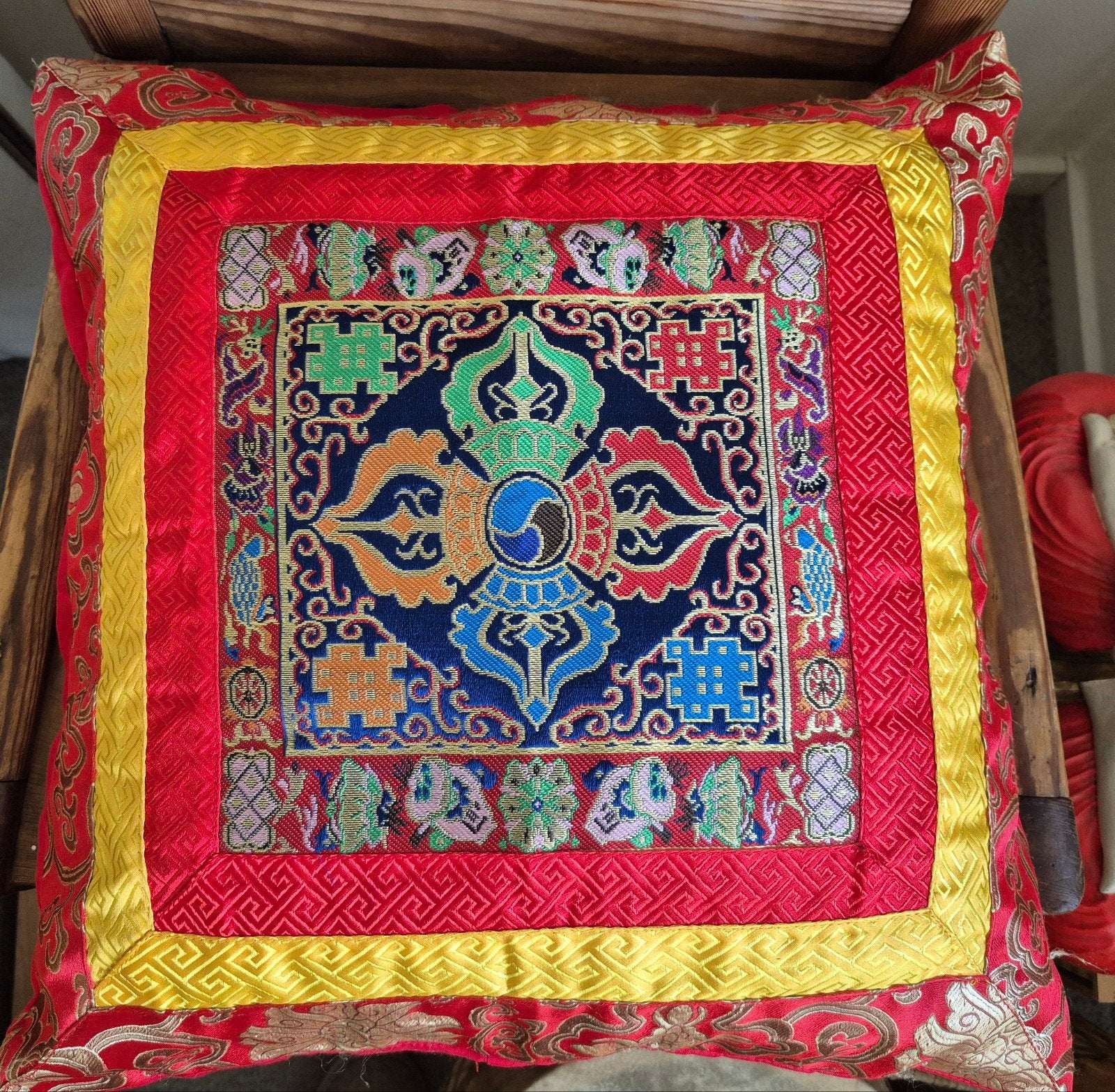 Kussen 40 x 40 tibetaanse 4 dorjes gelukssymbolen rood goud, Ophalen of Verzenden