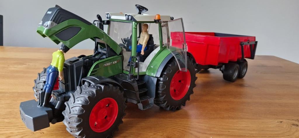 Fendt trekker met kar en twee poppetjes, Ophalen of Verzenden, Gebruikt