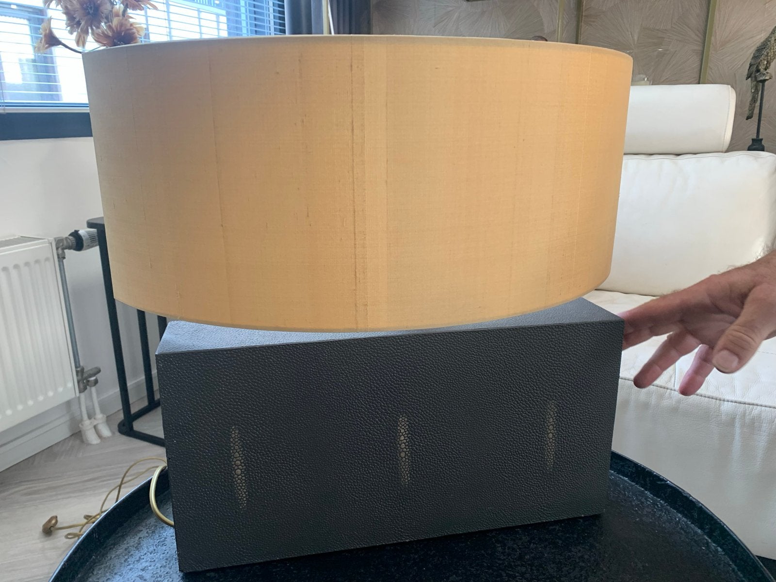 Stijlvolle tafellamp met beige kap en zwart onderstel, Textiel, 45 cm, Zo goed als nieuw, Schemerlamp