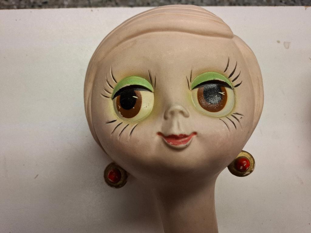 Vintage Pruikenkop Houder twiggy wig head with earrings, Ophalen of Verzenden, Zo goed als nieuw, Hoed of Pruik, Overige