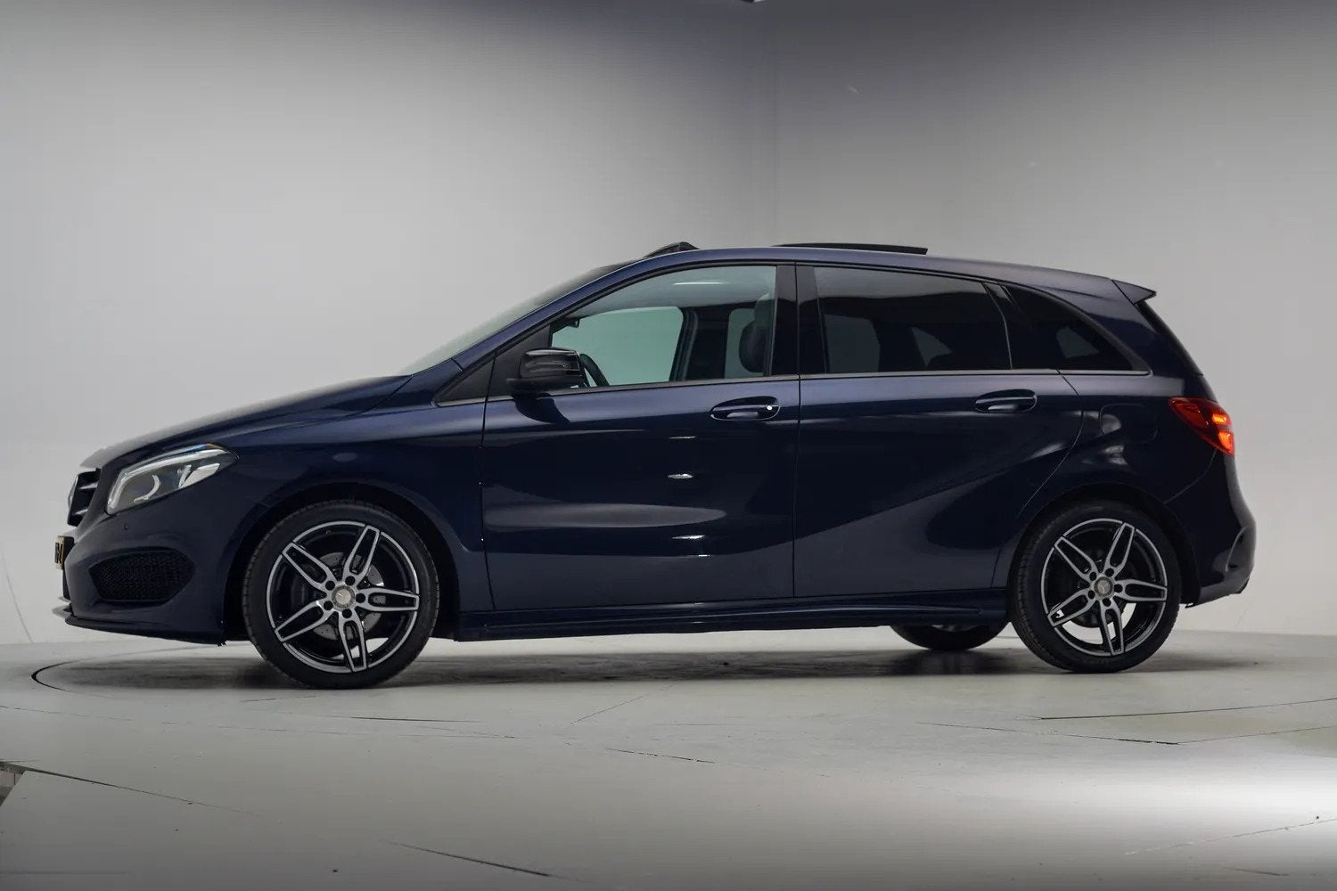 Mercedes-Benz B-Klasse 180 AMG Line Aut. [ Panoramadak LED L, 1325 kg, Gebruikt, 4 cilinders, Blauw