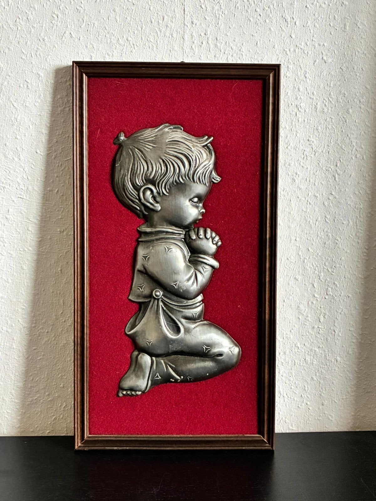 Vintage wandpaneel - Biddend jongetje, 18 cm, Rood, Hout, 34 cm