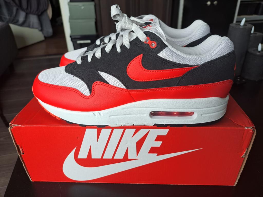 Nike Air Max 1 ESS - Vast Grey/Crimson-Black (Maat 44), Overige kleuren, Nike, Ophalen of Verzenden, Sneakers of Gympen