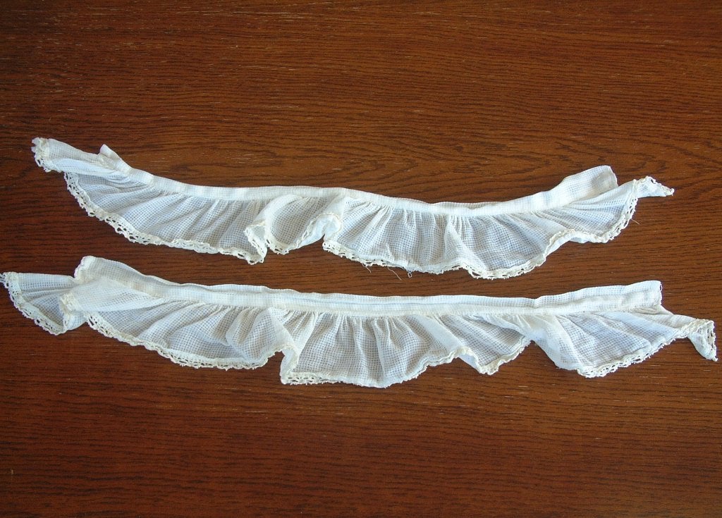 2 antieke serveer /bediening randjes voor schort ca 1945, Antiek en Kunst, Ophalen of Verzenden, Dames
