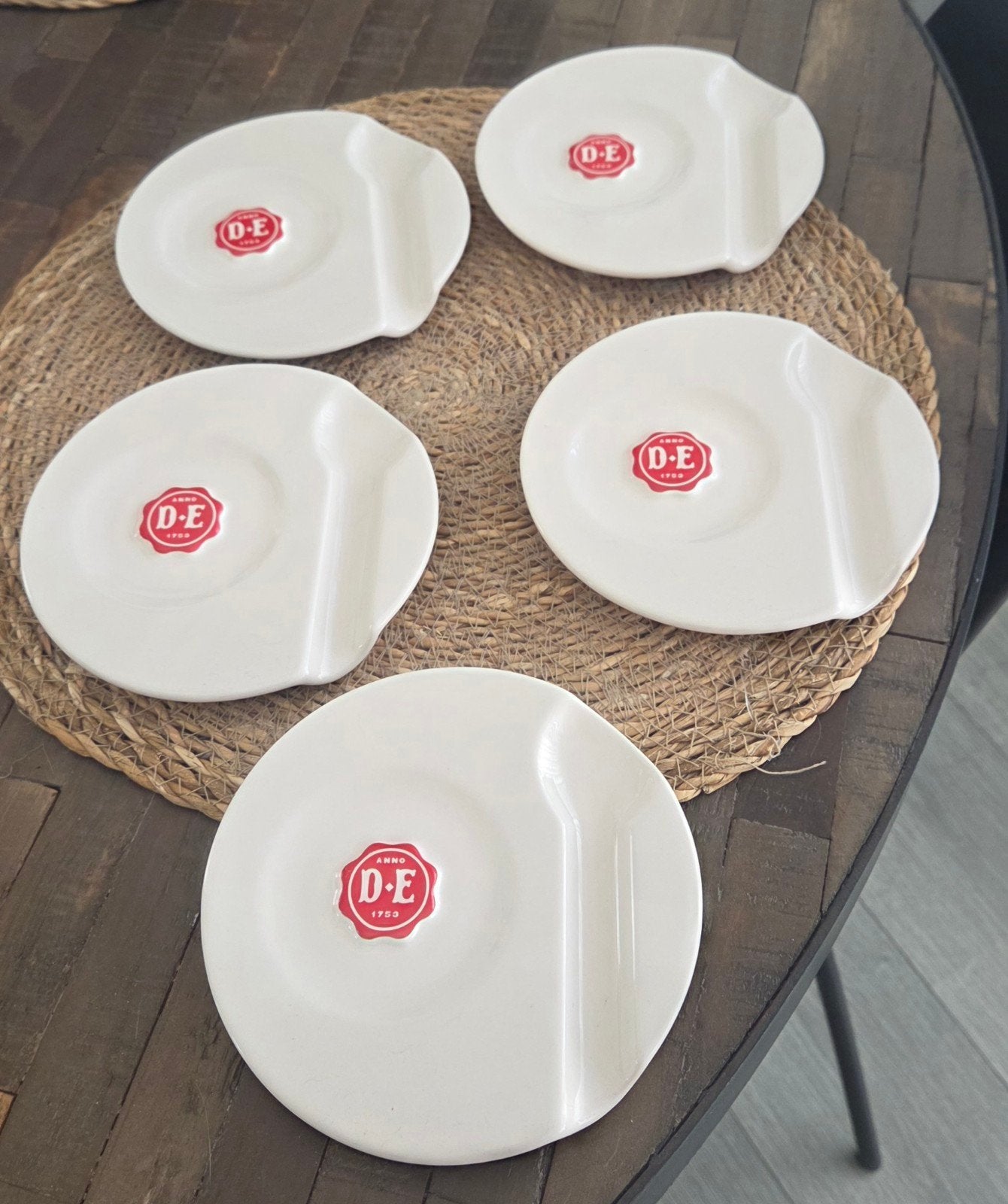 Douwe egberts schotels met inham voor lepel, Nieuw, Ophalen of Verzenden, Overige stijlen, Kop(pen) en/of Schotel(s)