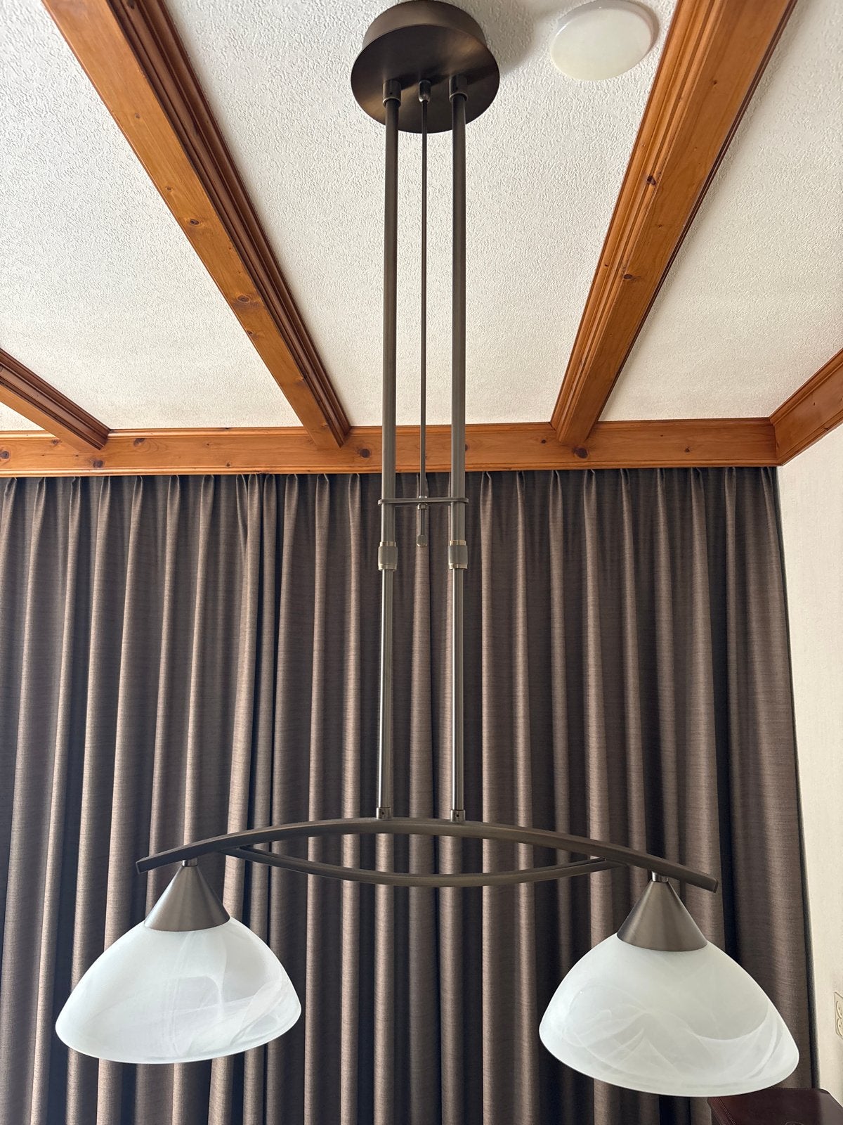 Elegante bronzen hanglamp met twee glazen kappen, Ophalen, Zo goed als nieuw, Metaal, E27 (groot)