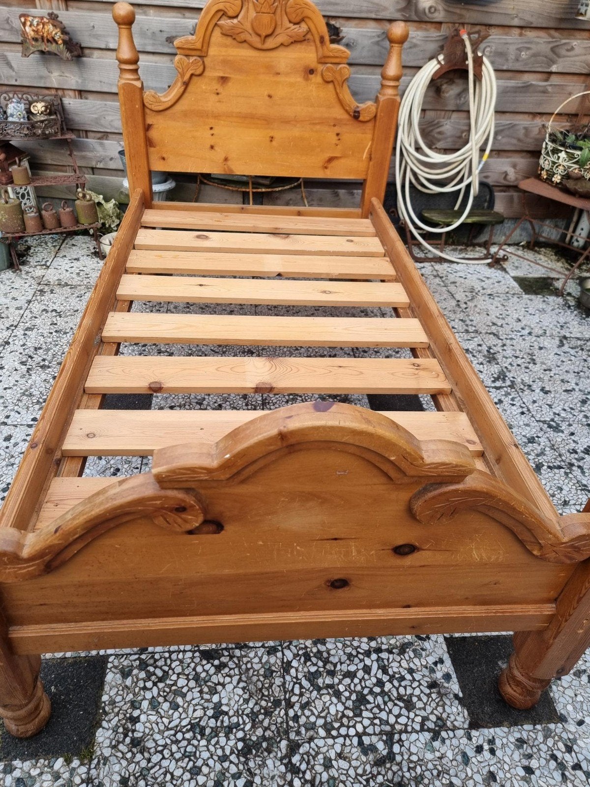 Mooi grenen koningsbed, Ophalen