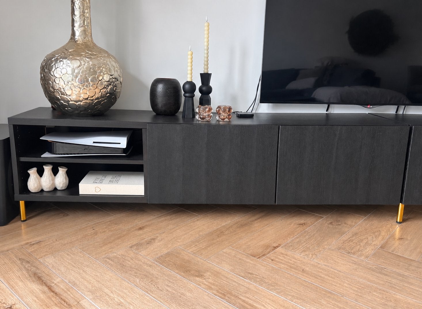 Zwarte besta tv meubel met gouden pootjes, Ophalen, Zo goed als nieuw, 25 tot 50 cm, Minder dan 100 cm