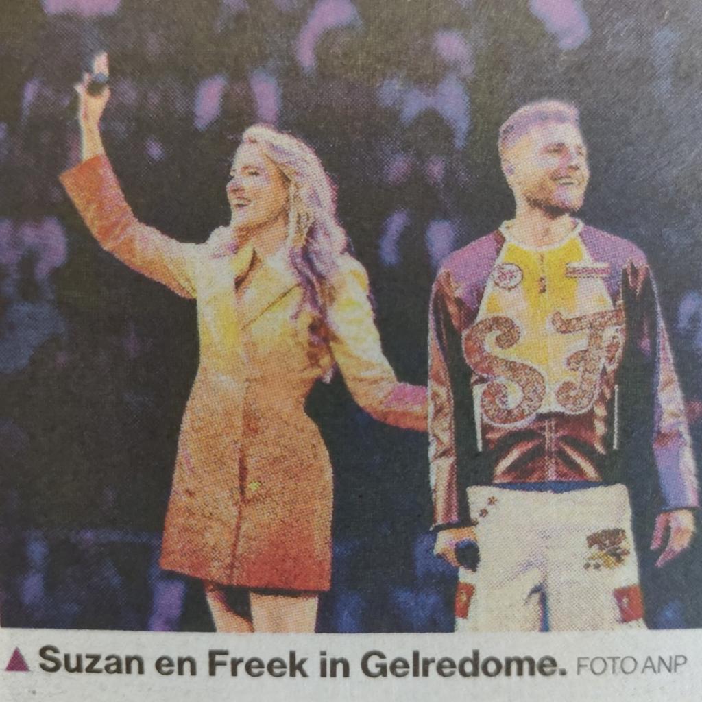 Suzan en Freek in Gelredome. Krantenartikel knipsel, Verzamelen, Ophalen of Verzenden, 1980 tot heden, Nederland, Knipsel(s)