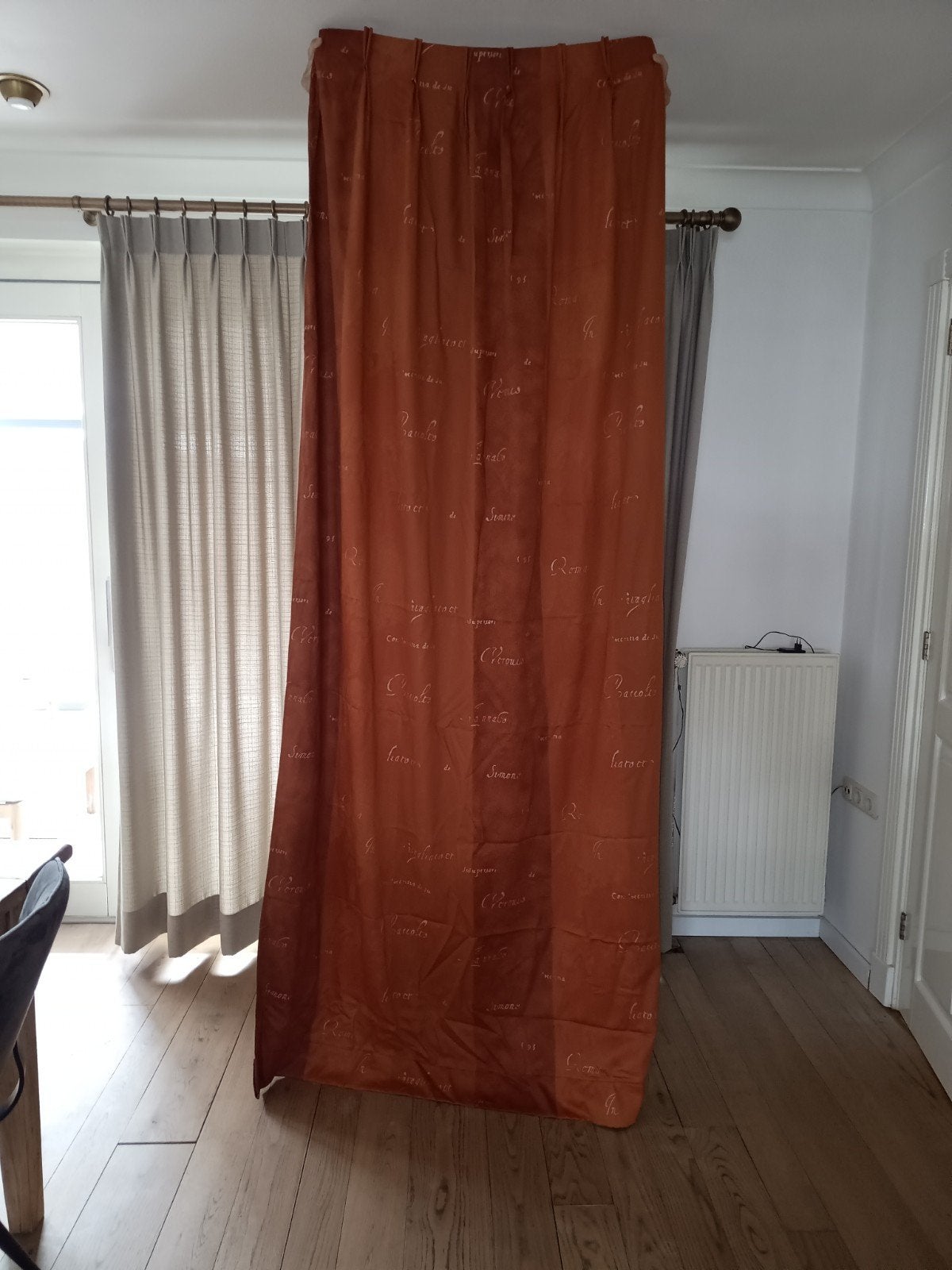 Oranje/bruin overgordijn met tekstpatroon, Huis en Inrichting, Ophalen, Met haken, Bruin, Gebruikt