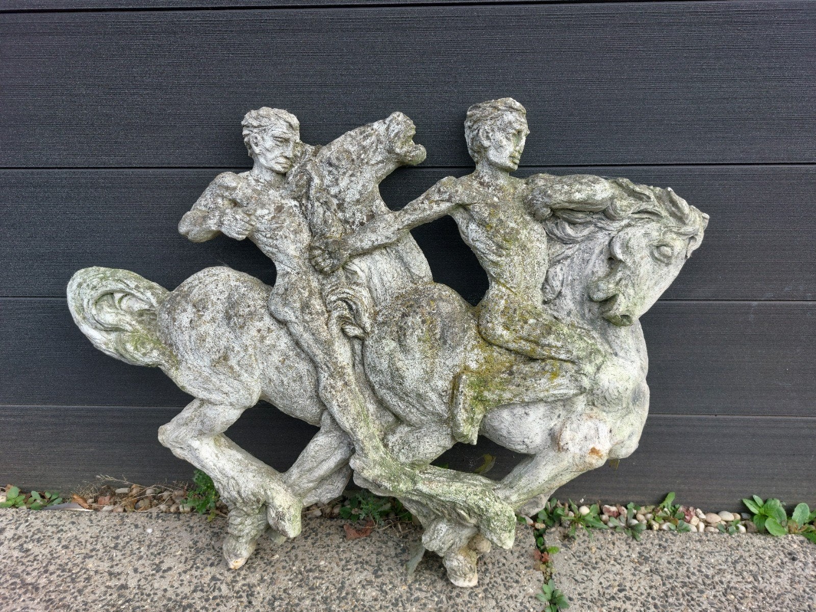 Groot stenen beeld van twee ruiters op paarden, Ophalen