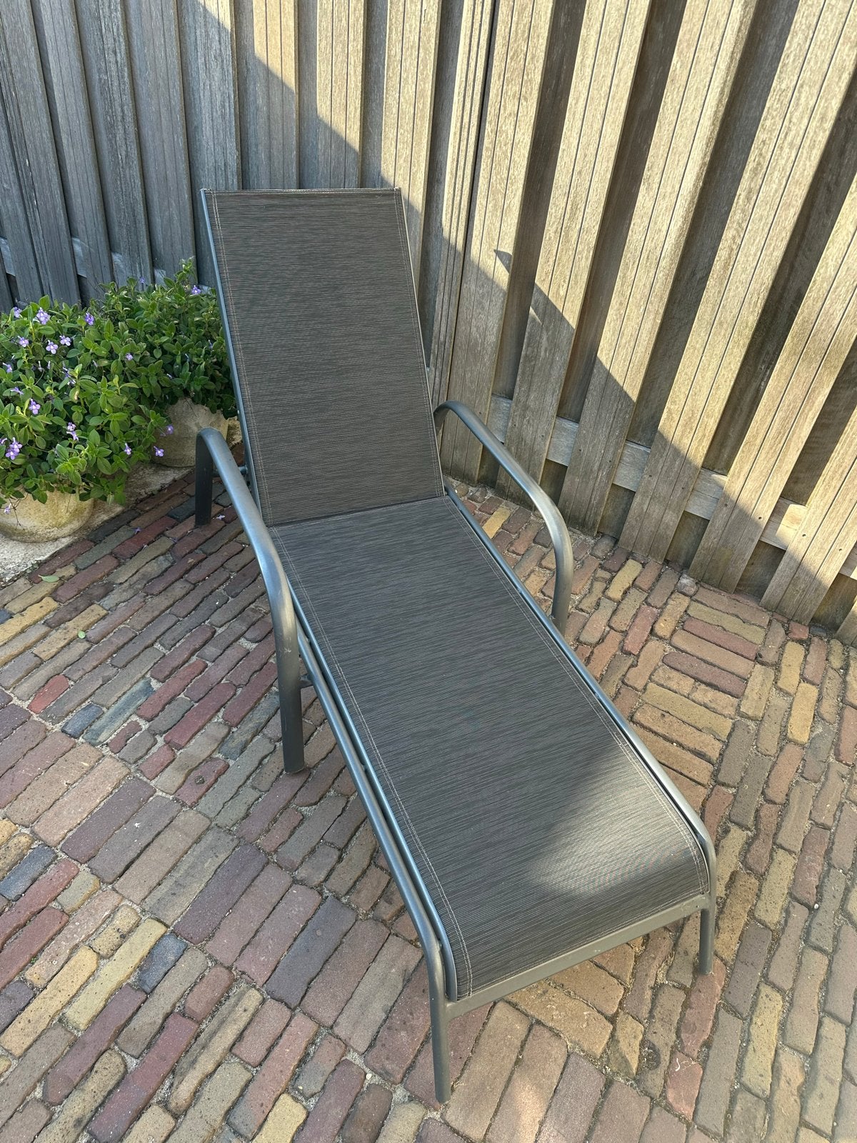 Ligbed met verstelbare rugleuning en kussen, Tuin en Terras, Ophalen, Zo goed als nieuw, Aluminium, Verstelbaar