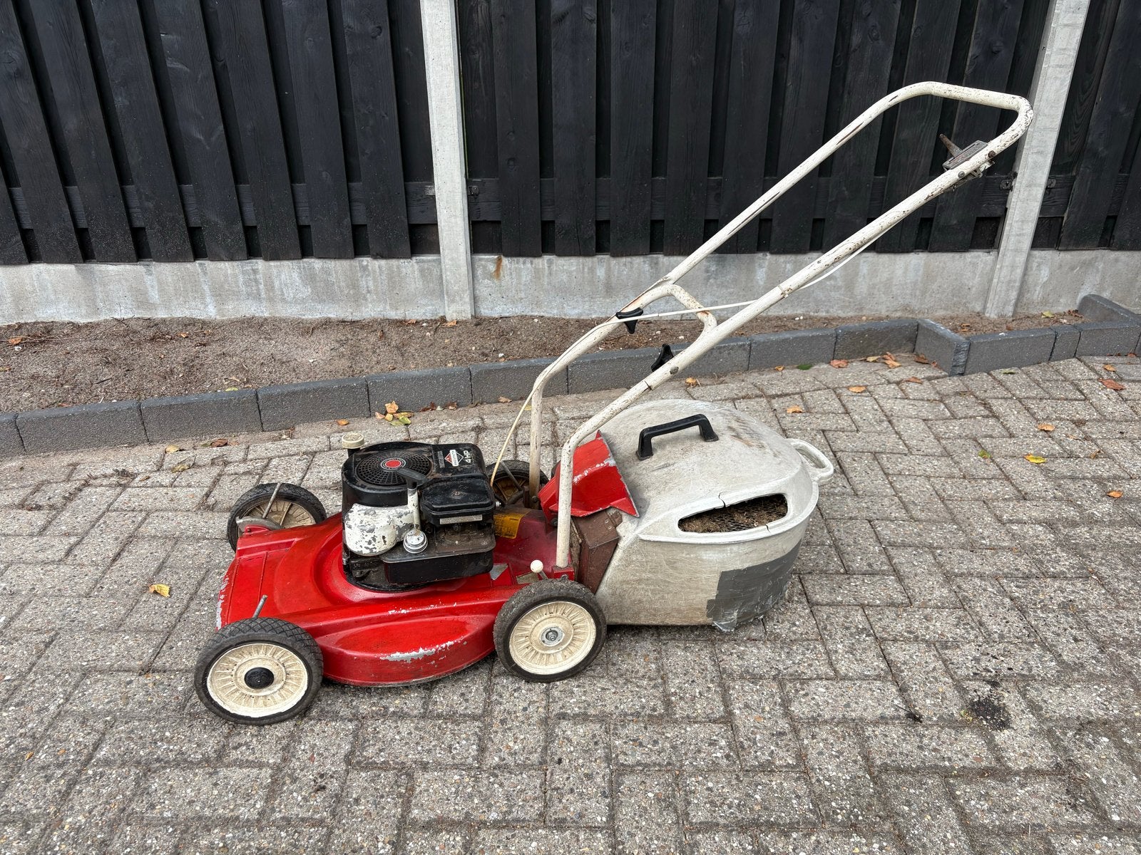 Briggs & Stratton 4 HP Benzine Grasmaaier met Opvangbak, Ophalen, Cirkelmaaier, Gebruikt, Opvangbak