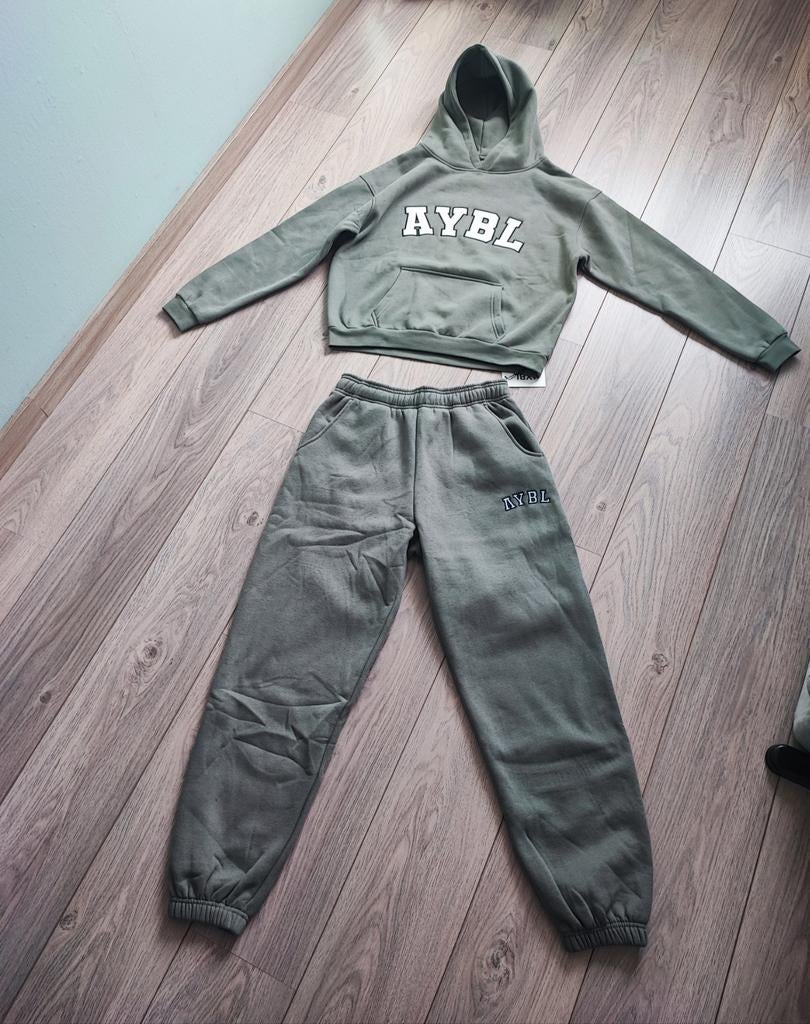 AYBL Varsity 2.0 Joggers en Hoodie Muted Olive Maat M, Kleding | Dames, Maat 38/40 (M), AYBL, Nieuw, Ophalen of Verzenden