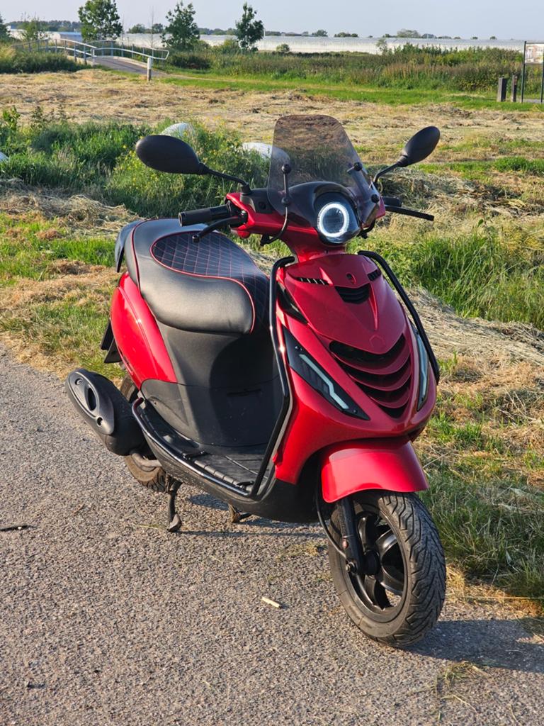 Piaggio Zip 4 Takt carburateur 2016 — candy red, Fietsen en Brommers, Scooters | Piaggio, Ophalen, Gebruikt, Maximaal 45 km/u