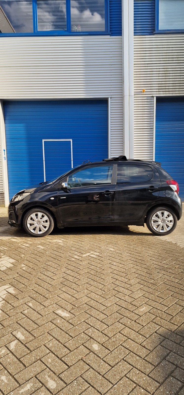 Peugeot 108 1.0 E-vti 72pk 5D 2019 Zwart, Auto's, Peugeot, Voorwielaandrijving, Dealer onderhouden, Stof, Zwart