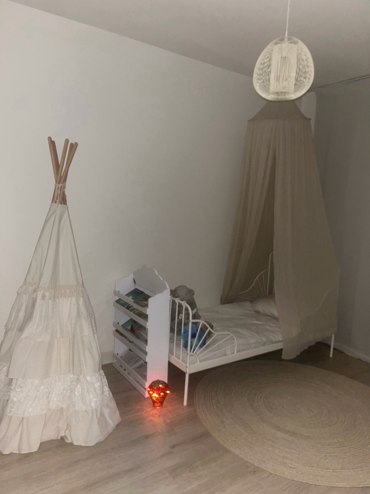 IKEA meegroeibed met matras en klamboe - Z.g.a.n., Ophalen, 70 tot 85 cm, Zo goed als nieuw, Matras