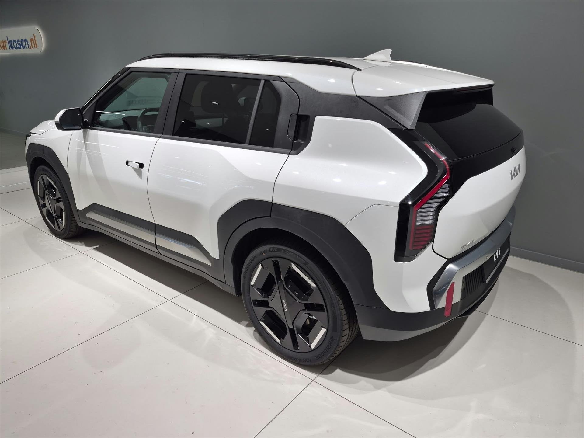 KIA Ev3 81,4 kWh 204pk Plus 19 inch LMV VOORRAAD!, Auto's, Stof, 33 min, Wit, Origineel Nederlands