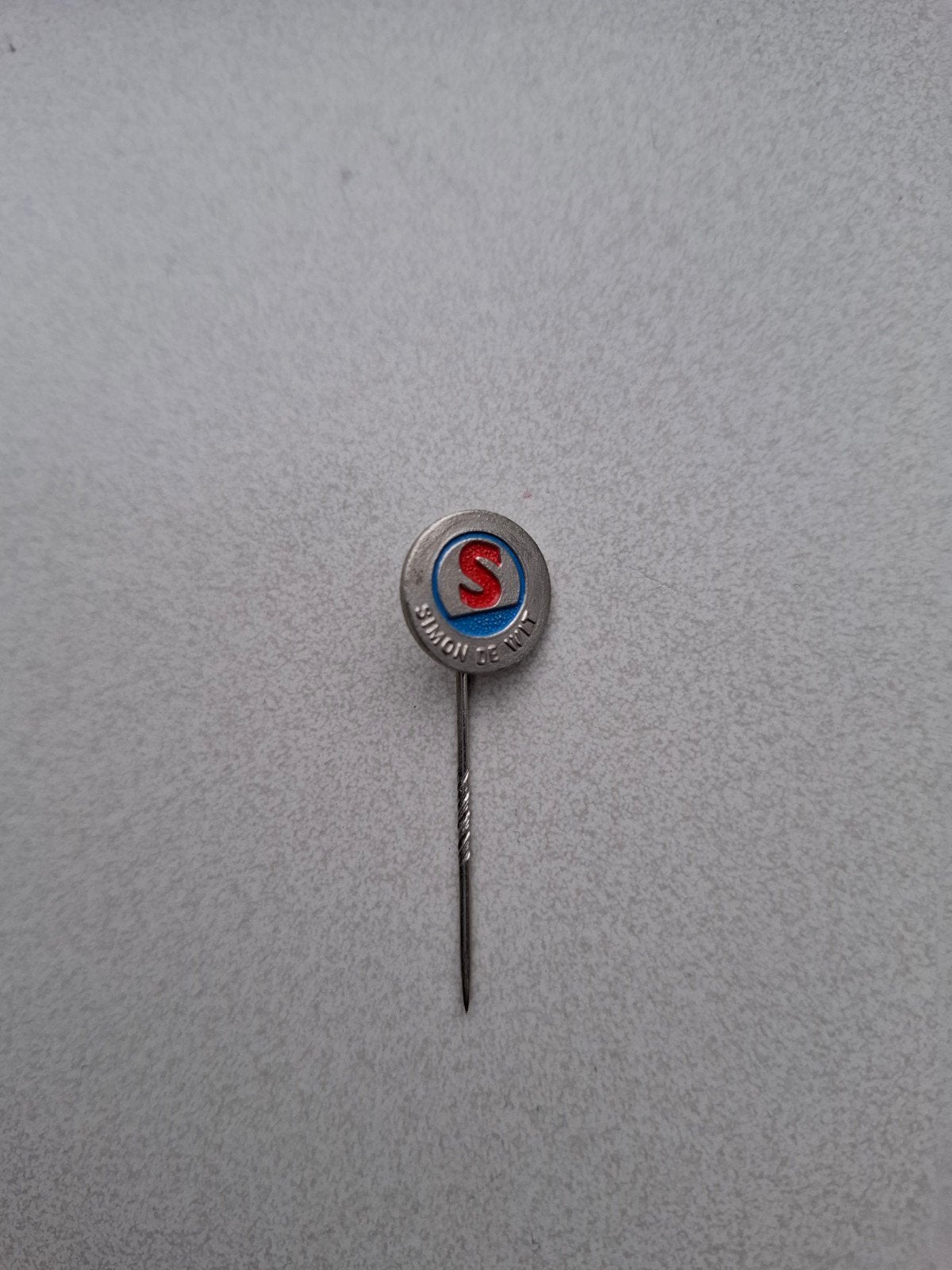 Vintage speldje pin prikker steekspeld Simon de Wit, Ophalen of Verzenden