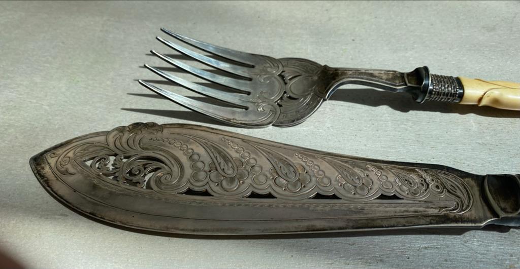 Zilveren taartschep en vork met decoraties uit Indonesië, Antiek en Kunst, Ophalen, Zilver